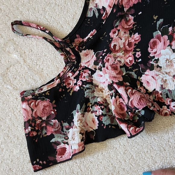NWT Discreet Floral Top - Picture 3 of 4